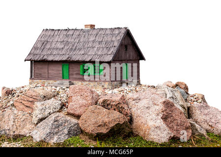 Modello di cottage sulla roccia isolata su uno sfondo bianco. Foto Stock