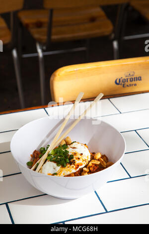 Cerdo adobado y arroz frito con kimchi (carne di maiale adobada con kimchi riso fritto) Don Ramen, Telefónica Gastro Park Tijuana, Baja California, Messico Foto Stock