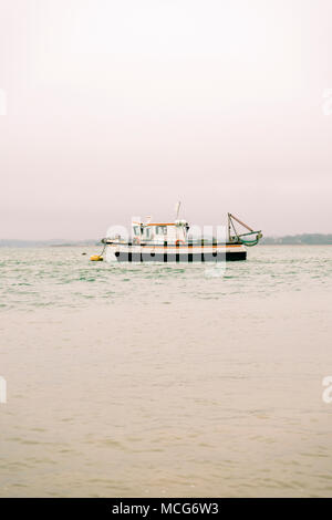 Un peschereccio da pesca vuoto/barca da pesca nel Solent vicino a Calshot in una giornata di nebbia, divisa, Inghilterra, Regno Unito Foto Stock