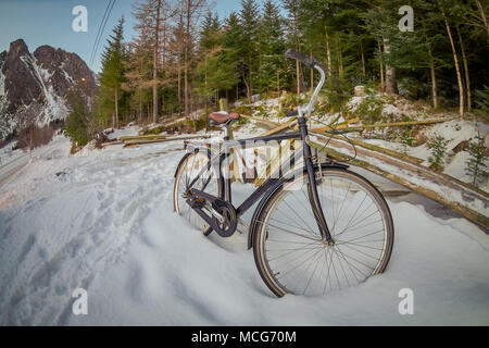 SVOLVAER, isole Lofoten, Norvegia - 10 Aprile 2018: veduta esterna del vecchio arrugginito-biciclette abbandonate nella neve in attesa per il periodo estivo per venire e riutilizzato in Norvegia Foto Stock