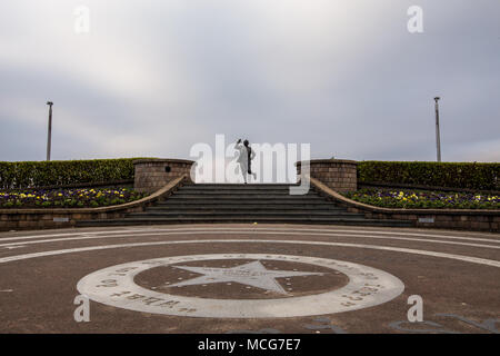 Sillhoutte Eric Morecambe statua sul lungomare di Morecambe. Prese a Morecambe, Inghilterra, Regno Unito il 11 aprile 2018. Foto Stock