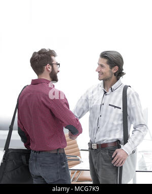 Manager di stretta di mano e il client in ufficio. Foto Stock