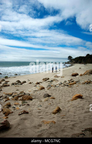 Persone su una piccola spiaggia appartata vicino a Malibu, California Foto Stock