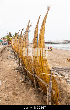 Cavalli totora chiamato 'Caballito de totora' in Huanchaco, Perù. Foto Stock