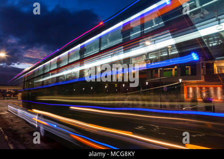 Una lunga esposizione abstract shot in una stazione degli autobus Foto Stock