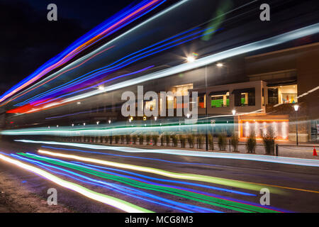 Una lunga esposizione abstract shot in una stazione degli autobus Foto Stock