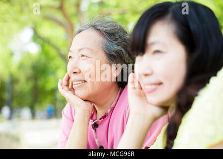 Closeup felice madre senior con la figlia Foto Stock