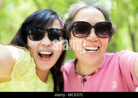 Felice senior madre e figlia tenendo selfie Foto Stock