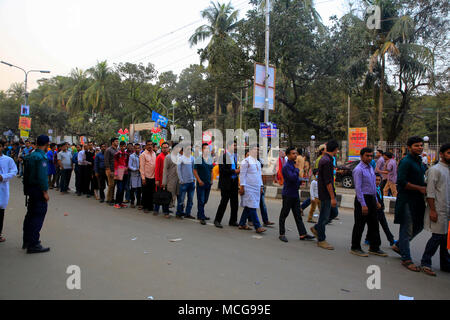 Gli appassionati di libri di stand in lunghe code per inserire il Amar Ekushey Book Fair. Dacca in Bangladesh Foto Stock