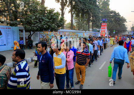 Gli appassionati di libri di stand in lunghe code per inserire il Amar Ekushey Book Fair. Dacca in Bangladesh Foto Stock