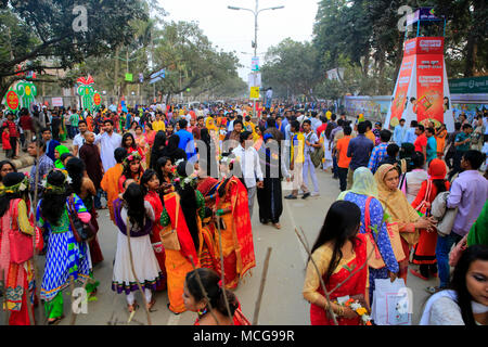 Gli appassionati di libri di stand in lunghe code per inserire il Amar Ekushey Book Fair. Dacca in Bangladesh Foto Stock