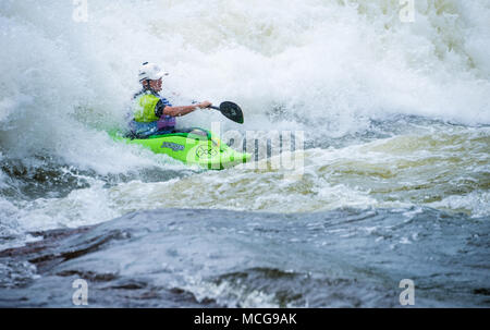 Kayaker navigazione whitewater a Paddle Sud, USA Kayak Freestyle Campionato Nazionale sul fiume Chattahoochee in Columbus, Georgia. Foto Stock