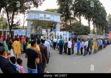 Gli appassionati di libri di stand in lunghe code per inserire il Amar Ekushey Book Fair. Dacca in Bangladesh Foto Stock