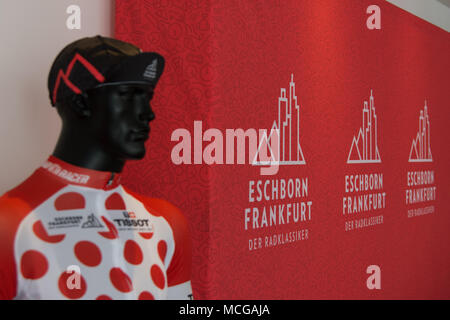 Eschborn, Germania. Xvi Apr, 2018. Conferenza stampa del Eschborn-Frankfurt corsa di ciclismo, un classico annuale corsa in bicicletta a partire a Eschborn e finendo a Opernplatz a Francoforte in Germania. Credito: Markus Wissmann/Alamy Live News Foto Stock