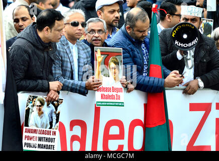 Londra, Regno Unito. Il 16 aprile 2018. Manifestanti del Bangladesh di fronte al Queen Elizabeth Conference centre all'inizio dei capi di governo del Commonwealth di credito Conferenza: PjrNews/Alamy Live News Foto Stock