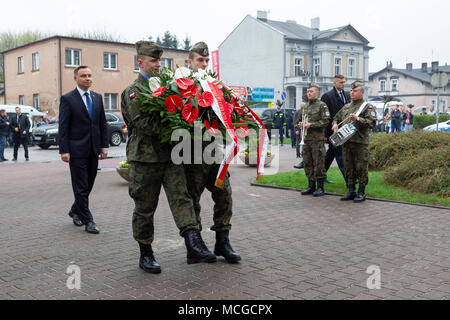 Szamotuly, POLONIA 16 aprile 2018. Presidente della Repubblica di Polonia Andrzej Duda deposto una corona al Monumento alla 'Wielkopolska insorti sul sessantesimo anniversario della lotta per l indipendenza nazionale'. Il Presidente della Repubblica di Polonia si è inoltre incontrato con i residenti di Szamotuly. Credito: Slawomir Kowalewski/Alamy Live News Foto Stock