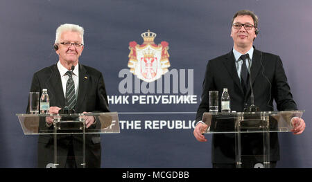 16 aprile 2018, Serbia, Belgrado: Winfried Kretschmann (Alleanza 90/verdi, L), Premier Baden-Wuerttemberg e Aleksandar Vucic, Presidente della Repubblica di Serbia, parlando nel corso di una conferenza stampa. Kretschmann sarà in visita in Serbia, Croazia e Bosnia Erzegovina fino al 20 aprile. Lo scopo della visita è di rafforzare i legami, ulteriori cooperazioni e parlare di paesi non UE circa le loro prospettive di appartenenza. Foto: Dragan Stankovic/dpa Foto Stock