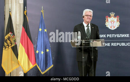 16 aprile 2018, Serbia, Belgrado: Winfried Kretschmann (Alleanza 90/verdi, Premier Baden-Wuerttemberg, dando una conferenza stampa con Aleksandar Vucic (non mostrato), il Presidente della Repubblica di Serbia. Kretschmann sarà in visita in Serbia, Croazia e Bosnia Erzegovina fino al 20 aprile. Lo scopo della visita è di rafforzare i legami, ulteriori cooperazioni e parlare di paesi non UE circa le loro prospettive di appartenenza. Foto: Dragan Stankovic/dpa Foto Stock