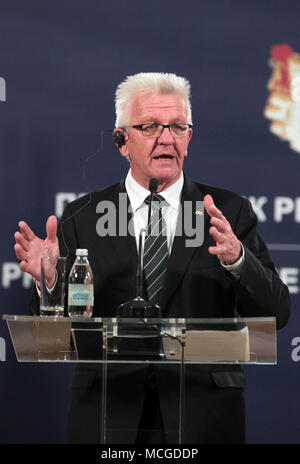 16 aprile 2018, Serbia, Belgrado: Winfried Kretschmann (Alleanza 90/verdi, Premier Baden-Wuerttemberg, dando una conferenza stampa con Aleksandar Vucic (non mostrato), il Presidente della Repubblica di Serbia. Kretschmann sarà in visita in Serbia, Croazia e Bosnia Erzegovina fino al 20 aprile. Lo scopo della visita è di rafforzare i legami, ulteriori cooperazioni e parlare di paesi non UE circa le loro prospettive di appartenenza. Foto: Dragan Stankovic/dpa Foto Stock