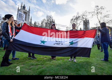 Londra, Regno Unito. Il 16 aprile 2018. I sostenitori di Bashir regime di Assad assistere a una dimostrazione in piazza del Parlamento, organizzato da fermare la guerra di coalizione, in risposta alla caduta di bombe su siriano armi chimiche di piante a Regno Unito, negli Stati Uniti e in Francia il 14 aprile. Credito: Stephen Chung / Alamy Live News Foto Stock