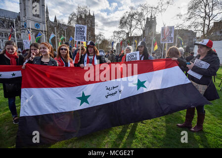 Londra, Regno Unito. Il 16 aprile 2018. I sostenitori di Bashir regime di Assad assistere a una dimostrazione in piazza del Parlamento, organizzato da fermare la guerra di coalizione, in risposta alla caduta di bombe su siriano armi chimiche di piante a Regno Unito, negli Stati Uniti e in Francia il 14 aprile. Credito: Stephen Chung / Alamy Live News Foto Stock