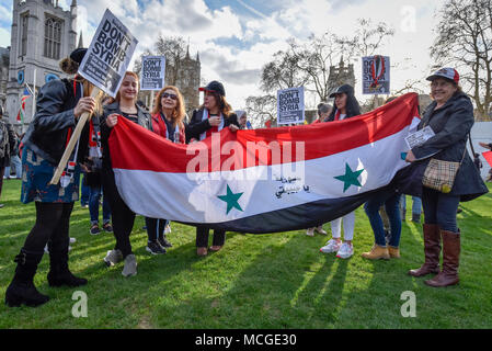 Londra, Regno Unito. Il 16 aprile 2018. I sostenitori di Bashir regime di Assad assistere a una dimostrazione in piazza del Parlamento, organizzato da fermare la guerra di coalizione, in risposta alla caduta di bombe su siriano armi chimiche di piante a Regno Unito, negli Stati Uniti e in Francia il 14 aprile. Credito: Stephen Chung / Alamy Live News Foto Stock