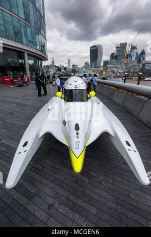 London Bridge, Regno Unito. Xvi Apr, 2018. L'unità di comando UIM F1H2O lanciare la celebrazione del team powerboat Cina sul display del ponte di Londra City in anticipo del powerboat grand prix racing che si terrà a Londra Royal Docks nel giugno 2018 come parte del World Chamionship grand prix serie. Credito: Steve Hawkins Fotografia/Alamy Live News Foto Stock