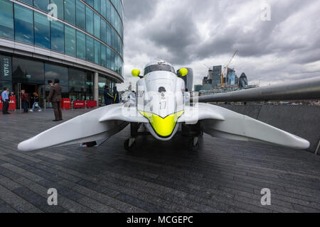 London Bridge, Regno Unito. Xvi Apr, 2018. L'unità di comando UIM F1H2O lanciare la celebrazione del team powerboat Cina sul display del ponte di Londra City in anticipo del powerboat grand prix racing che si terrà a Londra Royal Docks nel giugno 2018 come parte del World Chamionship grand prix serie. Credito: Steve Hawkins Fotografia/Alamy Live News Foto Stock