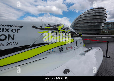 London Bridge, Regno Unito. Xvi Apr, 2018. L'unità di comando UIM F1H2O lanciare la celebrazione del team powerboat Cina sul display del ponte di Londra City in anticipo del powerboat grand prix racing che si terrà a Londra Royal Docks nel giugno 2018 come parte del World Chamionship grand prix serie. Credito: Steve Hawkins Fotografia/Alamy Live News Foto Stock