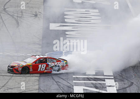 Bristol, Tennessee, Stati Uniti d'America. Xvi Apr, 2018. Aprile 16, 2018 - Bristol, Tennessee, Stati Uniti d'America: Kyle Busch (18) festeggia dopo aver vinto il cibo città 500 a Bristol Motor Speedway in Bristol, Tennessee. Credito: Chris Owens Asp Inc/ASP/ZUMA filo/Alamy Live News Foto Stock