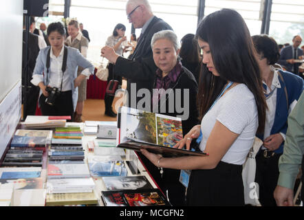 Ginevra, Svizzera. Xvi Apr, 2018. Persone di visualizzare libri cinese durante la mostra "Il fascino della cultura cinese: da caratteri di letteratura" presso il Palais des Nations a Ginevra, in Svizzera, il 16 aprile 2018. La mostra si è svolta qui il lunedì marcatura della lingua cinese giorno uno dei giorni delle Nazioni Unite mette a riposo per ciascuno dei suoi sei lingue ufficiali. Credito: Xu Jinquan/Xinhua/Alamy Live News Foto Stock