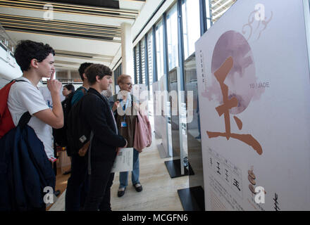 Ginevra, Svizzera. Xvi Apr, 2018. La gente visita la mostra "Il fascino della cultura cinese: da caratteri di letteratura" presso il Palais des Nations a Ginevra, in Svizzera, il 16 aprile 2018. La mostra si è svolta qui il lunedì marcatura della lingua cinese giorno uno dei giorni delle Nazioni Unite mette a riposo per ciascuno dei suoi sei lingue ufficiali. Credito: Xu Jinquan/Xinhua/Alamy Live News Foto Stock