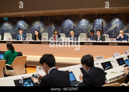 Ginevra, Svizzera. Xvi Apr, 2018. I partecipanti frequentano l'evento "sviluppo dimensioni dell'Economia di condivisione -- gli insegnamenti appresi dalla Cina " al Palais des Nations a Ginevra, in Svizzera, il 16 aprile 2018. Rappresentanti di società cinesi hanno condiviso il lunedì la loro esperienza in economia di condivisione a caso, parte dell'E-Commerce settimana organizzato dalla Conferenza delle Nazioni Unite sul commercio e lo sviluppo (UNCTAD). Credito: Xu Jinquan/Xinhua/Alamy Live News Foto Stock