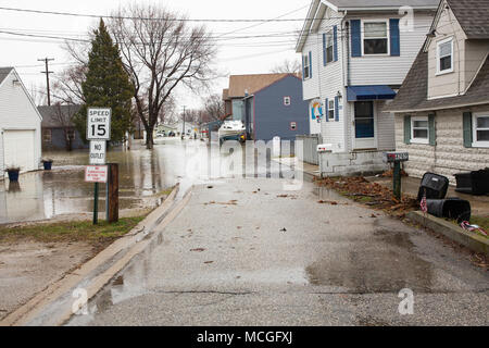 LUNA PIER MICHIGAN, 15 Aprile 2018: più di 200 Luna Pier residenti lungo il Lago Erie hanno dovuto essere evacuati a causa di inondazioni lakeshore dopo diversi giorni di pioggia torrenziale. Credito: David Gaunt/Alamy Live News Foto Stock