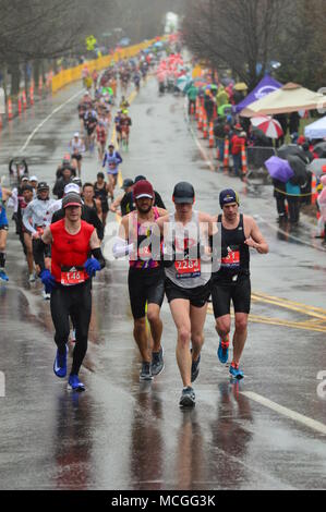 Newton, MA, Stati Uniti d'America 16 aprile 2018 maratoneta affrontare le tempeste e la faticosa salita di Heartbreak Hill per completare la Maratona di Boston Credito: James Kirkikis/Alamy Live News Foto Stock