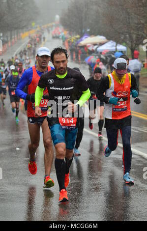 Newton, MA, Stati Uniti d'America 16 aprile 2018 maratoneta affrontare le tempeste e la faticosa salita di Heartbreak Hill per completare la Maratona di Boston Credito: James Kirkikis/Alamy Live News Foto Stock