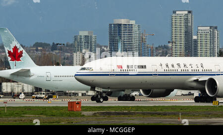 Richmond, British Columbia, Canada. 9 apr, 2018. Air China e Air Canada Boeing 777-300ER wide-body jet aeroplani pronti per il decollo all'Aeroporto Internazionale di Vancouver. Credito: Bayne Stanley/ZUMA filo/Alamy Live News Foto Stock