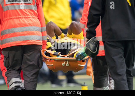 Gelsenkirchen, Deutschland. Xv Apr, 2018. Michy BATSHUAYI (DO) è ferito, lesioni, Soccer 1. Bundesliga, 30. Giornata, FC Schalke 04 (GE) - Borussia Dortmund (DO), il 15/04/2018 a Gelsenkirchen/Germania. | Utilizzo di credito in tutto il mondo: dpa/Alamy Live News Foto Stock