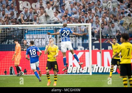 Gelsenkirchen, Deutschland. Xv Apr, 2018. giubilo NALDO (GE/n. 29) dopo il suo obiettivo a 2: 0, intorno a lui disappointede giocatori da fare, calcio prima Bundesliga, trentesima giornata, FC Schalke 04 (GE) - Borussia Dortmund (DO) 2: 0, su 15.04.2018 a Gelsenkirchen/Germania. | Utilizzo di credito in tutto il mondo: dpa/Alamy Live News Foto Stock