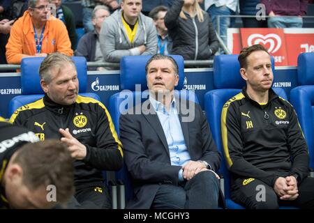 Gelsenkirchen, Deutschland. Xv Apr, 2018. Michael ZORC (direttore sportivo) siede sul coachbank, goalkeeping coach Wolfgang Teddy de Beer l. (DO) e co-allenatore Joerg HEINRICH r. (Jorg, fare) Soccer 1. Bundesliga, 30. Giornata, FC Schalke 04 (GE) - Borussia Dortmund (DO) 2: 0, il 15/04/2018 a Gelsenkirchen/Germania. | Utilizzo di credito in tutto il mondo: dpa/Alamy Live News Foto Stock