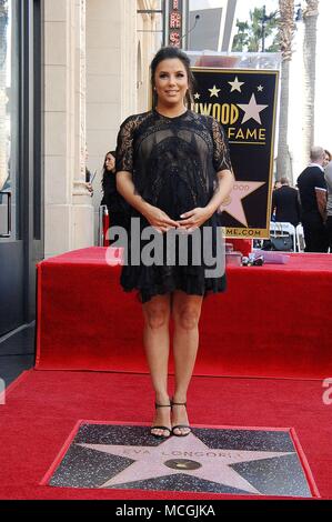 Los Angeles, CA, Stati Uniti d'America. Xvi Apr, 2018. Eva Longoria alla cerimonia di induzione per la stella sulla Hollywood Walk of Fame per Eva Longoria, Hollywood Boulevard, Los Angeles, CA 16 aprile 2018. Credito: Michael Germana/Everett raccolta/Alamy Live News Foto Stock