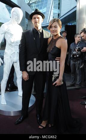 Gustaf Skarsgard,Hanna Alström presso gli arrivi per HBO WESTWORLD della seconda stagione Premiere, Glossari Affini Dome, Los Angeles, CA 16 aprile 2018. Foto di: Dee Cercone/Everett Collection Foto Stock