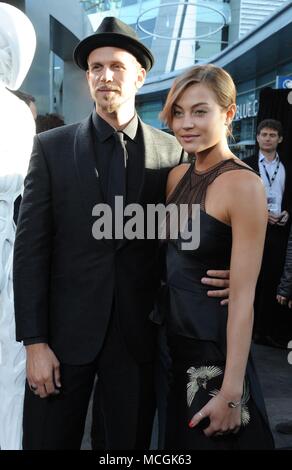 Gustaf Skarsgard,Hanna Alström presso gli arrivi per HBO WESTWORLD della seconda stagione Premiere, Glossari Affini Dome, Los Angeles, CA 16 aprile 2018. Foto di: Dee Cercone/Everett Collection Foto Stock