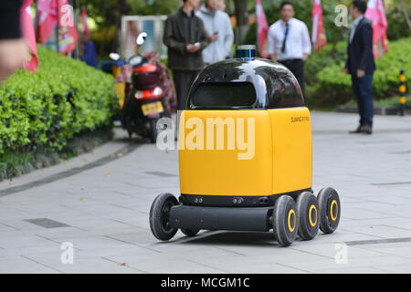 Nanjin, Nanjin, Cina. Xvi Apr, 2018. Nanjing, Cina-16th Aprile 2018: Cina il primo unmanned express veicolo può essere visto in Nanjing East cinese della provincia di Jiangsu. L'express senza equipaggio veicolo può prendere l'ascensore e fornire elementi per i destinatari da essa stessa. Credito: SIPA Asia/ZUMA filo/Alamy Live News Foto Stock