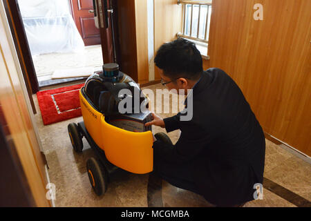 Nanjin, Nanjin, Cina. Xvi Apr, 2018. Nanjing, Cina-16th Aprile 2018: Cina il primo unmanned express veicolo può essere visto in Nanjing East cinese della provincia di Jiangsu. L'express senza equipaggio veicolo può prendere l'ascensore e fornire elementi per i destinatari da essa stessa. Credito: SIPA Asia/ZUMA filo/Alamy Live News Foto Stock