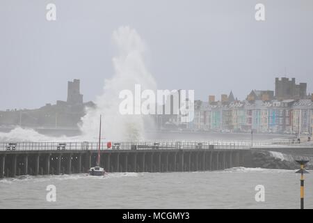 Aberystwyth , Ceredigion, Wales, Regno Unito 17 aprile 2018 UK Meteo: grandi onde che si infrangono ad alta marea questa mattina a Aberystwyth con un allarme ambientale per le inondazioni sulla costa. Credito: Ian Jones/Alamy Live News Foto Stock