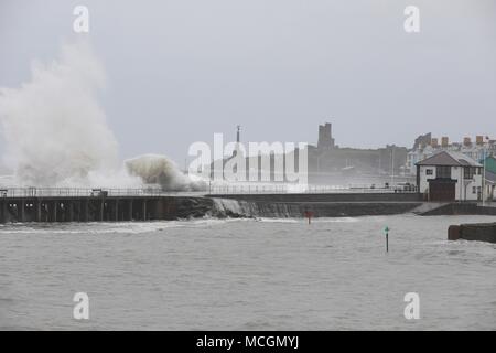 Aberystwyth , Ceredigion, Wales, Regno Unito 17 aprile 2018 UK Meteo: grandi onde che si infrangono ad alta marea questa mattina a Aberystwyth con un allarme ambientale per le inondazioni sulla costa. Credito: Ian Jones/Alamy Live News Foto Stock