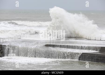 Aberystwyth , Ceredigion, Wales, Regno Unito 17 aprile 2018 UK Meteo: grandi onde che si infrangono ad alta marea questa mattina a Aberystwyth con un allarme ambientale per le inondazioni sulla costa. Credito: Ian Jones/Alamy Live News Foto Stock