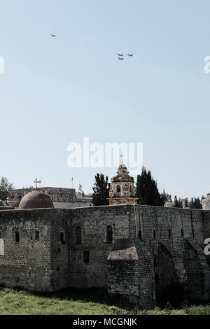 Gerusalemme, Israele. Il 17 aprile, 2018. L'Israele Air Force ripete per il giorno di indipendenza airshow di sorvolare il greco monastero ortodosso di Santa Croce in Gerusalemme. Israele celebrerà il suo settantesimo giorno di indipendenza il 19 aprile, 2018. Il monastero, consacrata nel IV secolo sotto Costantino il Grande, costruito nel XI secolo, tradizionalmente eretta sul luogo di sepoltura di Adamo la testa, sancisce un antica tradizione che pino, abete e rami di cipresso piantato da molto, crebbe miracolosamente in one tree (Isaia 60:13). Credito: Nir Alon/Alamy Live News Foto Stock