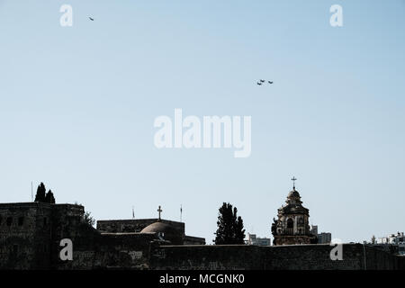 Gerusalemme, Israele. Il 17 aprile, 2018. L'Israele Air Force ripete per il giorno di indipendenza airshow di sorvolare il greco monastero ortodosso di Santa Croce in Gerusalemme. Israele celebrerà il suo settantesimo giorno di indipendenza il 19 aprile, 2018. Il monastero, consacrata nel IV secolo sotto Costantino il Grande, costruito nel XI secolo, tradizionalmente eretta sul luogo di sepoltura di Adamo la testa, sancisce un antica tradizione che pino, abete e rami di cipresso piantato da molto, crebbe miracolosamente in one tree (Isaia 60:13). Credito: Nir Alon/Alamy Live News Foto Stock